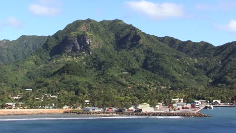 Puerto-Turístico-De-La-Isla-De-Rarotonga,-Islas-Cook-Y-La-Montaña-Raemaru