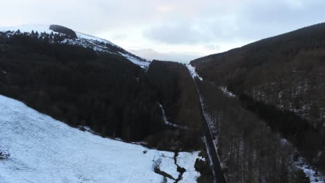 Nevado-Valle-Del-Bosque-Galés-Moel-Famau-Paisaje-Invernal-Vista-Aérea-Pan-Descendente-Derecha