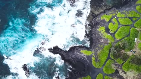 Drone-Aire-Playa-Paisaje-Verde-Hawaii-Olas