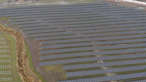 Weite-Luftaufnahme-über-Einen-Riesigen-Solarpark