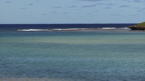 Small-waves-in-Rarotonga,-Cook-Islands
