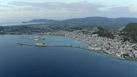 Drohne-Luftaufnahme-Blick-Auf-Die-Stadt-Zante-Und-Den-Hafen-Auf-Der-Insel-Zakynthos,-Griechenland