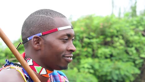 El-Joven-Masai-Está-Feliz-Escuchando-Música-Mientras-Sonríe