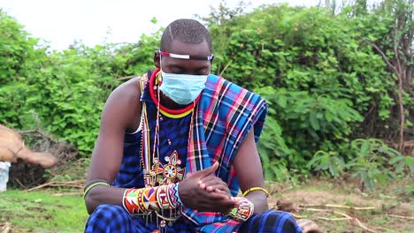 Hombre-Masai-Saludando-Con-Hola-Usando-Su-Máscara-Covid