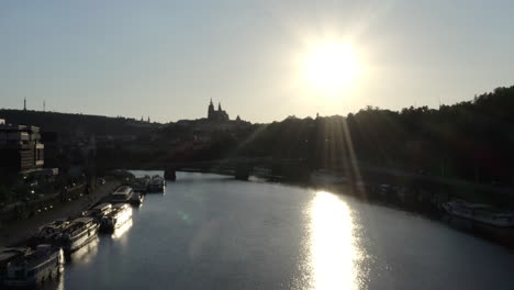 Sonnenuntergang-über-Prager-Skyline,-Tschechien,-Moldau-Mit-Verankerten-Booten