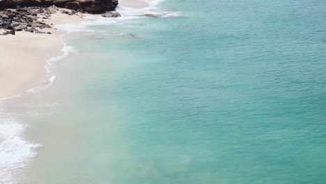 Drohnenantenne,-Die-Sich-Vorwärts-Bewegt,-Weißer-Sand,-Blaues-Wasser,-Strand,-Hawaii