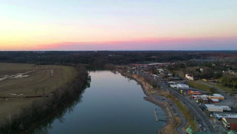 Time-lapse-of-Riverside-Drive-in-Clarksville-Tennessee,-along-the-Cumberland-River