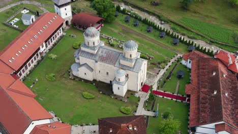 Monasterio-De-Mileševa,-Arquitectura-Tradicional-En-Un-Remoto-Pueblo-Serbio,-Antena