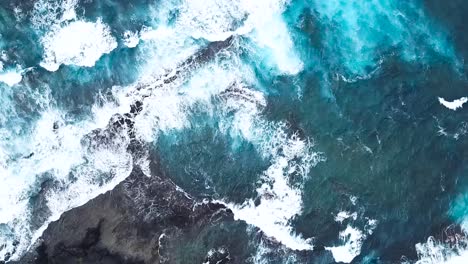 Drohne-Luft-Blau-Wasser-Wellen-Hawaii-Felsen