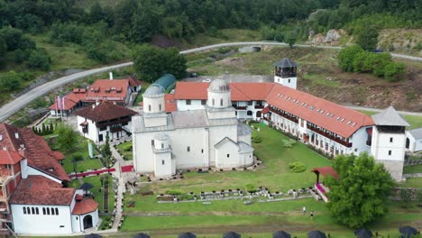 Blick-Auf-Das-Mittelalterliche-Mileseva-kloster-In-Der-Nähe-Von-Prijepolje,-Serbien-Tagsüber---Luftdrohnenaufnahme