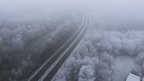 Paisaje-Sueco---Vista-Aérea-Del-Clima-Brumoso-Sobre-La-Carretera-Interestatal-En-Invierno