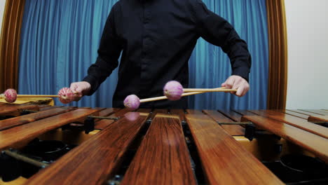 Un-Percusionista-Masculino-Toca-Trémolo-En-Marimba-Con-Una-Camisa-Negra