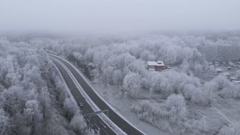 Carretera-Escénica-En-El-Hermoso-Paisaje-Nevado-Invernal-De-Suecia---Antena