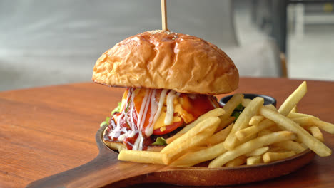 Rindfleischburger-Mit-Käse-Und-Soße-Auf-Holzplatte