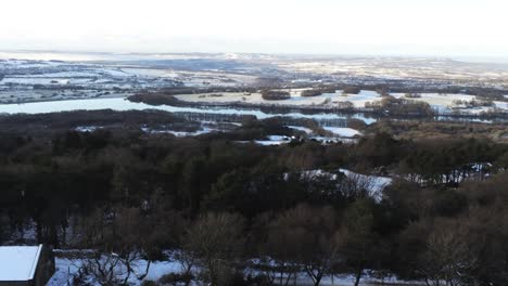 Nevado-Invierno-Mosaico-Lancashire-Tierras-De-Cultivo-Rural-Campo-Paisaje-Lento-Aéreo-Pan-Izquierda