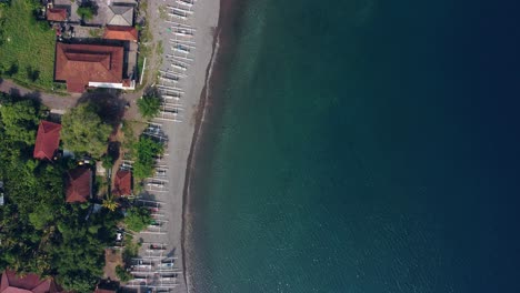 Luftdrohne-Minimalistische-Meerlandschaft-Ozean-Tropisches-Strandparadies-Mit-Fischerboot-Ruhig-Ruhig-Entspannen-Urlaub