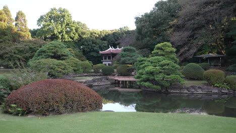 Traditional-Japanese-Tea-House-In-A-Beautiful-Garden-Inside-The-Shinjuku-Gyoen-National-Park-In-Tokyo,-Japan---Wide-Shot