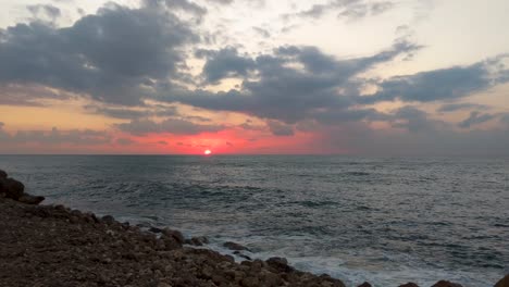 El-Sol-Se-Pone-En-El-Mar-De-Tel-Aviv,-En-El-Mediterráneo
