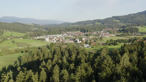 Vista-Aérea-De-Drones-De-La-Ciudad-De-Kotlje-Rodeada-De-Naturaleza,-Eslovenia