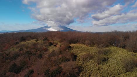 Luftaufnahme-Nach-Oben-Von-Mount-Fuji-Und-Gotemba-City-Hinter-Dem-Hügel-An-Bewölkten-Tagen