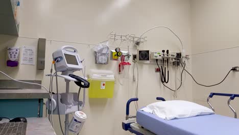 Ein-Leeres-Krankenhauszimmer-Steht-Ausgestattet-Und-Bereit,-Einen-Patienten-Aufzunehmen