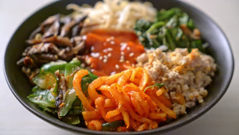 Bibimbap,-Ensalada-Picante-Coreana-Con-Cuenco-De-Arroz---Comida-Tradicionalmente-Coreana