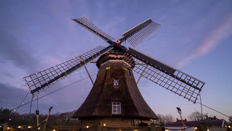 Zeitraffer-Der-Traditionellen-Holländischen-Windmühle-Mit-Himmel,-Der-Sich-Von-Tag-Zu-Nacht-ändert