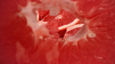 Nahaufnahme-Ziehen-Sie-Sich-Durch-Die-Mitte-Der-Grapefruitscheibe-Weg,-Während-Sie-über-Das-Produktnahrungsmittelvideo-4k-Fällt