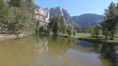 Vista-De-Las-Cataratas-De-Yosemite-En-El-Parque-Nacional-De-Yosemite-Desde-El-Puente-Giratorio