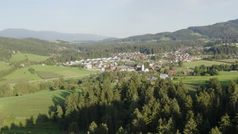 Luftdrohnenansicht-Der-Dorfstadt-Kotlje,-Umgeben-Von-Natur,-Slowenien