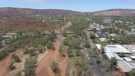 Muddy-Water-Of-Todd-River-With-Green-Trees---Vehicles-Driving-At-Stott-Terrace-Bridge---Remote-Town-Of-Alice-Springs-In-Northern-Territory,-Australia