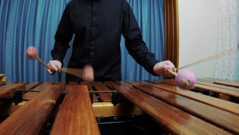 Ein-Männlicher-Percussionist-Spielt-Arpeggios-Auf-Marimba-Und-Trägt-Ein-Schwarzes-Hemd