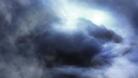 Dunkelgraue-Wolken-Bewegten-Sich,-In-Denen-Blitze-Brannten