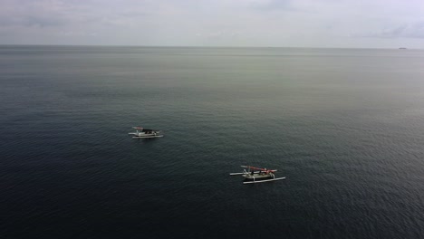 Luftpaare-Von-Fischerbooten-Isoliert-In-Blauem,-Klarem,-Sauberem,-Ruhigem,-Flachem-Ozean