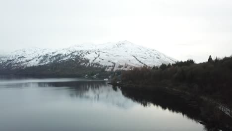 La-Nieve-Blanca-Cubrió-Las-Cimas-De-La-Montaña-En-El-Fondo-Con-árboles-En-Colores-Otoñales-Al-Lado-De-Loch-Lomond-En-Escocia