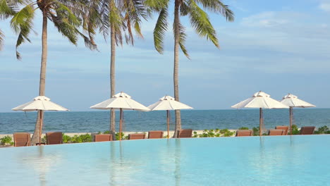 Der-Blick-Vom-Infinity-Pool-Des-Hotels-über-Den-Strand-Und-Den-Ozeanhorizont