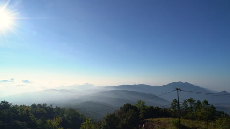 Schöne-Bergschicht-Mit-Wolken-Und-Sonnenaufgang-Bei-Chiang-Mai-In-Thailand