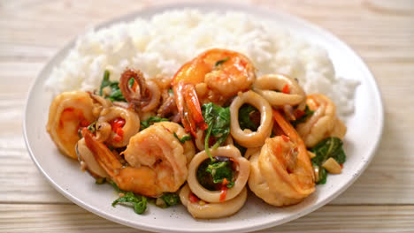 Reis-Und-Gebratene-Meeresfrüchte-Mit-Thailändischem-Basilikum---Asiatische-Küche