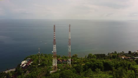 Zwei-Antenne-5g-Telecom-Turm-Daten-Internet-Wireless-Gsm-Gps-4g-Social-Media-Mit-Meerblick