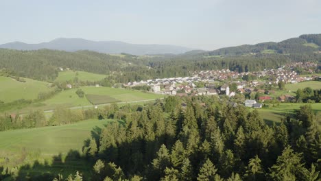Vista-De-Drones-De-Una-Ciudad-En-Kotlje-Rodeada-De-Naturaleza,-Eslovenia