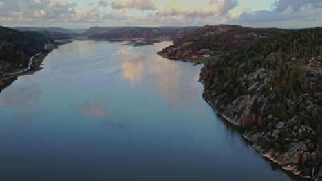 Fiordo-Azul-Åbyfjorden-En-Bohuslän,-Suecia-Cerca-De-Nordens-Ark--antena