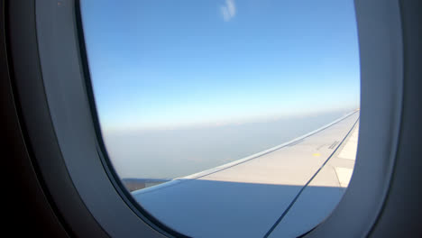 Zeitraffer-Flugzeugflügel-Mit-Wolkenblick-Aus-Dem-Flugzeugfenster