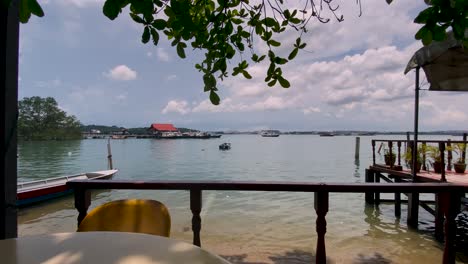 Vista-Panorámica-Del-Embarcadero-De-Pulau-Ubin-En-Un-Mar-Tranquilo-Desde-Un-Restaurante-En-Singapur---Toma-Amplia