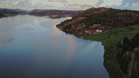 Hermoso-Paisaje-De-Åbyfjorden-Cerca-De-Nordens-Ark-Bohuslän-Suecia-Durante-El-Día---Toma-Aérea