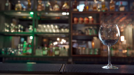Cocktailglas-Leerer-Schieberegler-In-Der-Bar-Erschossen