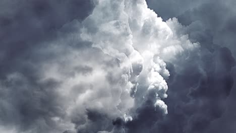 Dichte-Wolken-Zogen-Mit-Einem-Gewitter-über-Den-Himmel