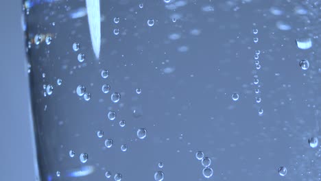 Luftblasen-Steigen-Von-Der-Wasseroberfläche-Auf