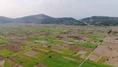 Lufttransportwagen-über-Landwirtschaftlichen-Feldern-In-Lastihi-Auf-Kreta