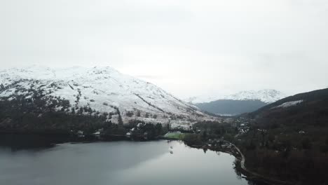 Weißer-Schnee-Bedeckte-Die-Spitzen-Der-Berge-Im-Hintergrund-Mit-Bäumen-In-Herbstfarben-Neben-Loch-Lomond-In-Schottland