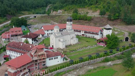 Luftaufnahme,-Die-Um-Das-Mileseva-kloster-In-Serbien-In-Der-Nähe-Von-Prijepolje-Kreist